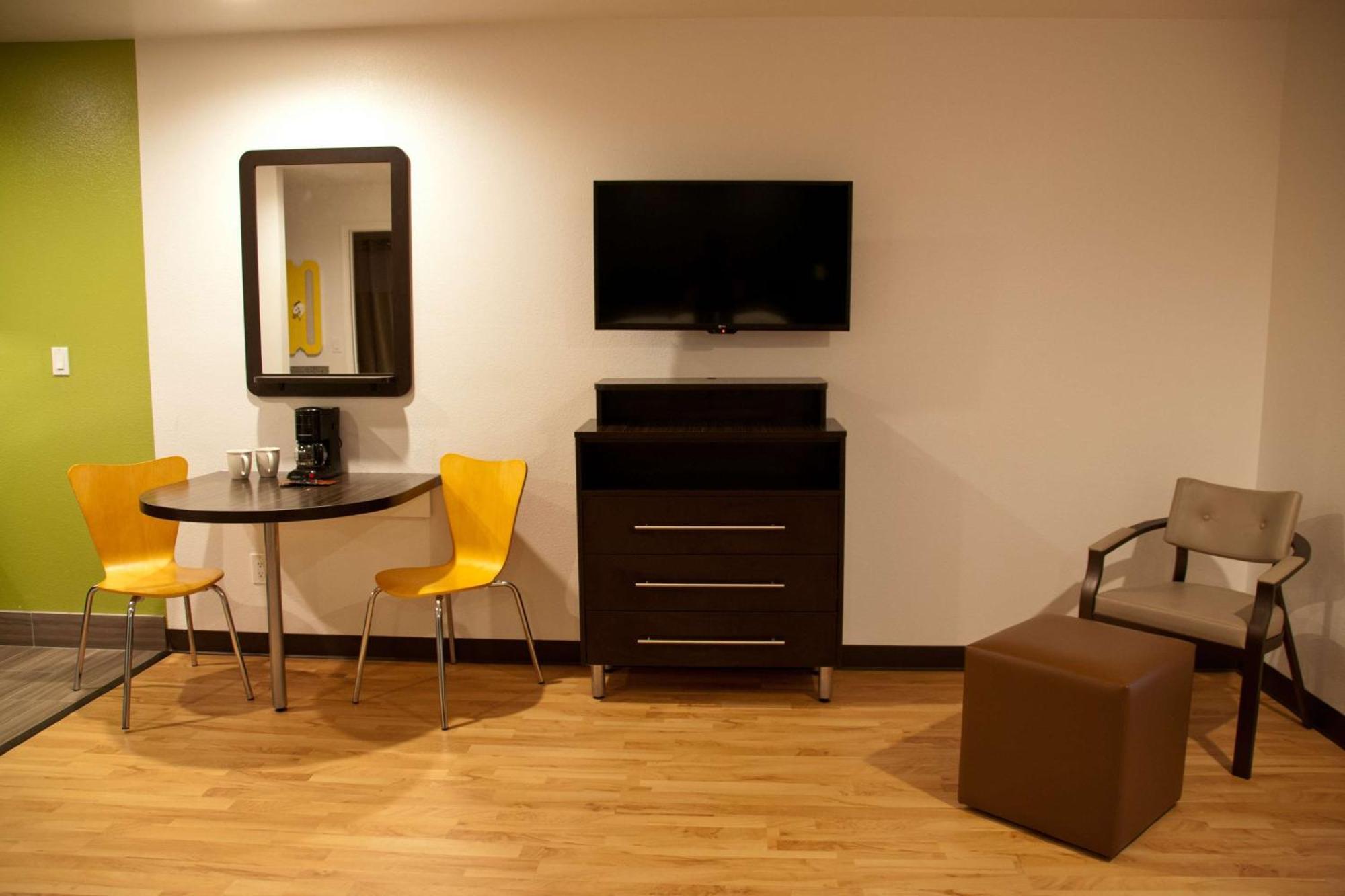 Deluxe Queen Room - Non-Smoking